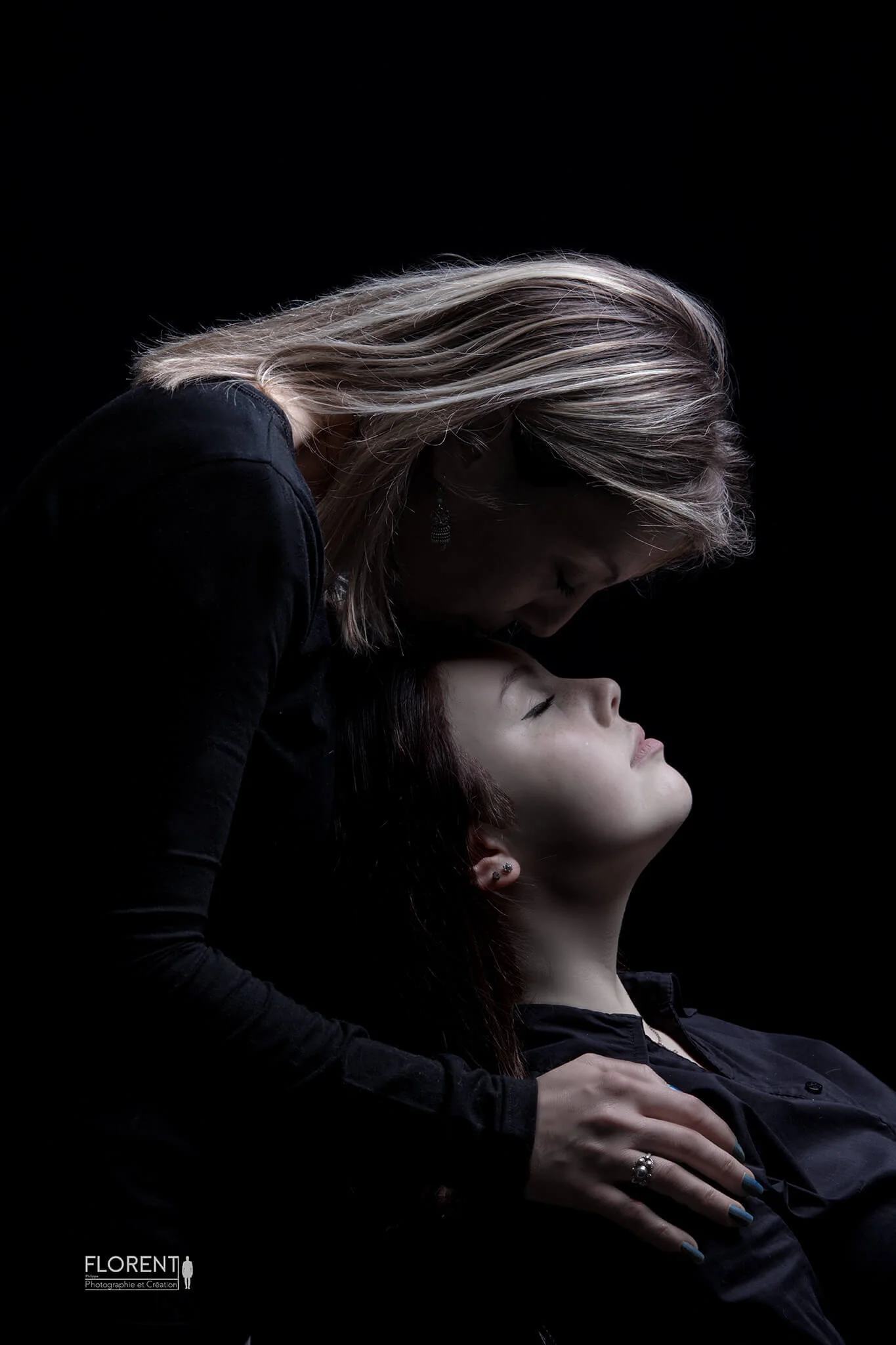 photographe couple famille une maman dépose délicatement un baiser sur le front de sa fille florent studio boulogne sur mer Lille Marseille paris