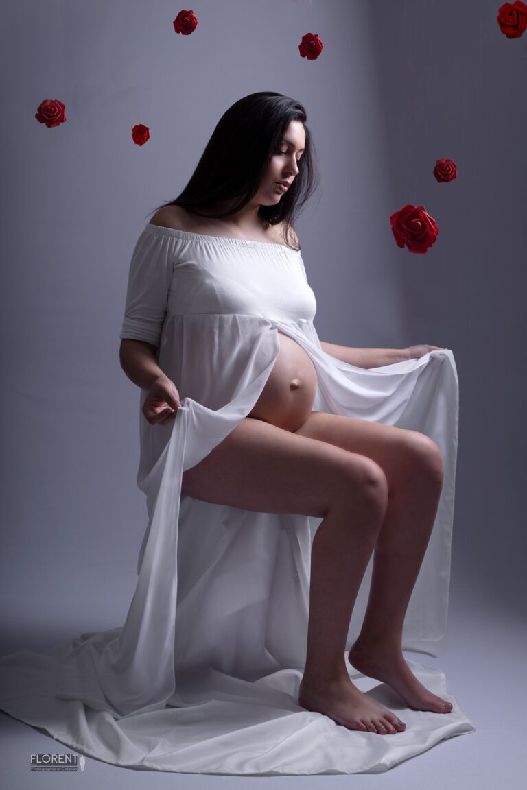 maternité photo assise avec roses rouges suspendues en robe blanche délicate florent studio boulogne sur mer lille paris