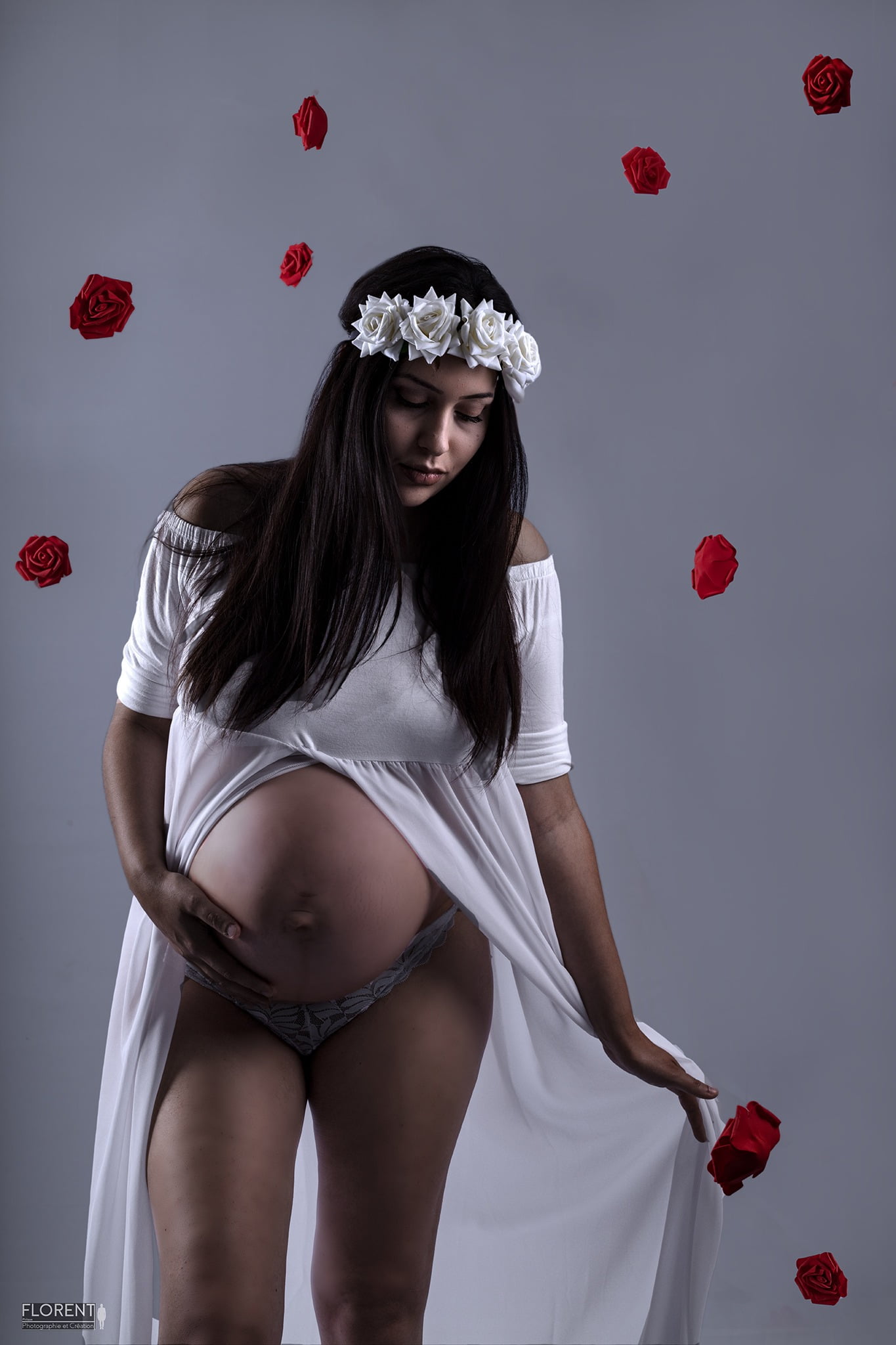 maternité photo avec roses rouges suspendues en robe blanche délicate florent studio boulogne sur mer lille paris