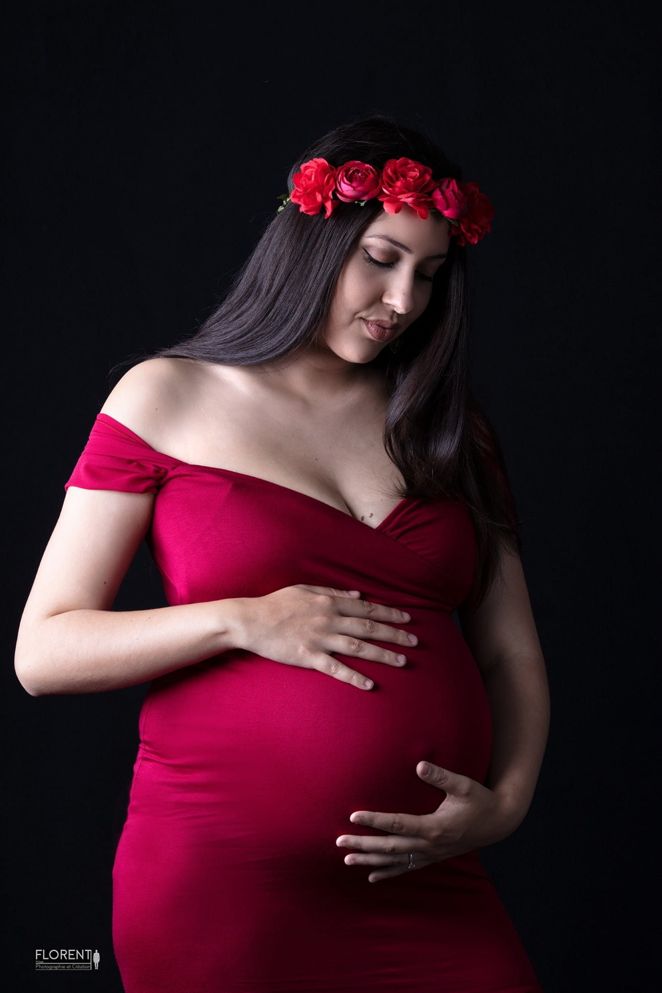 portrait maternité délicate ben robe rouge posant ses mains sur son ventre