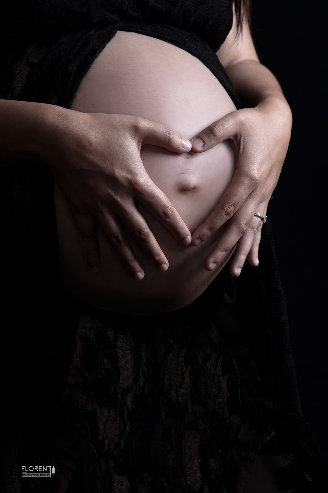 photographe maternité grossesse main dessine coeur sur le ventre florent studio photo boulogne sur mer lille paris