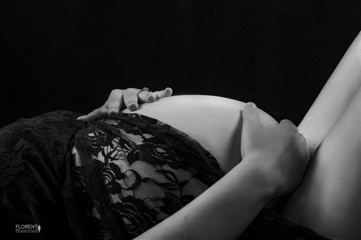 grossesse maternité délicate en noir et blanc photo grossesse maternité noir et blanc florent studio photo boulogne sur mer lille paris