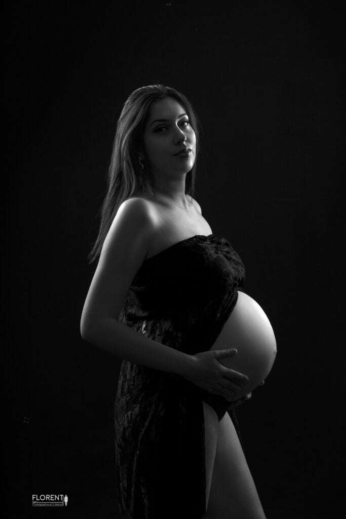 grossesse maternité délicate en noir et blanc photo grossesse maternité noir et blanc florent studio photo boulogne sur mer lille paris