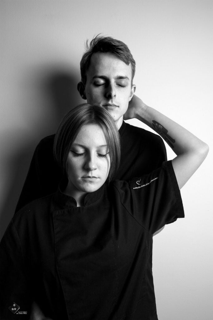 tendre photo d'un couple de chefs de cuisines en noir et blanc florent studio boulogne sur mer lille paris