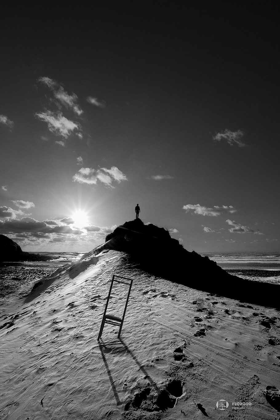 photo art dune de boulogne sur mer un homme au sommet du sable avec sa chaise imagine en regardant la mer florent studio