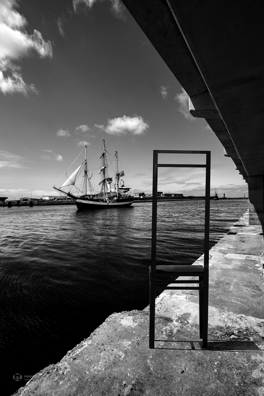 photo art boulogne sur mer voilier entre dans le port en noir et blanc