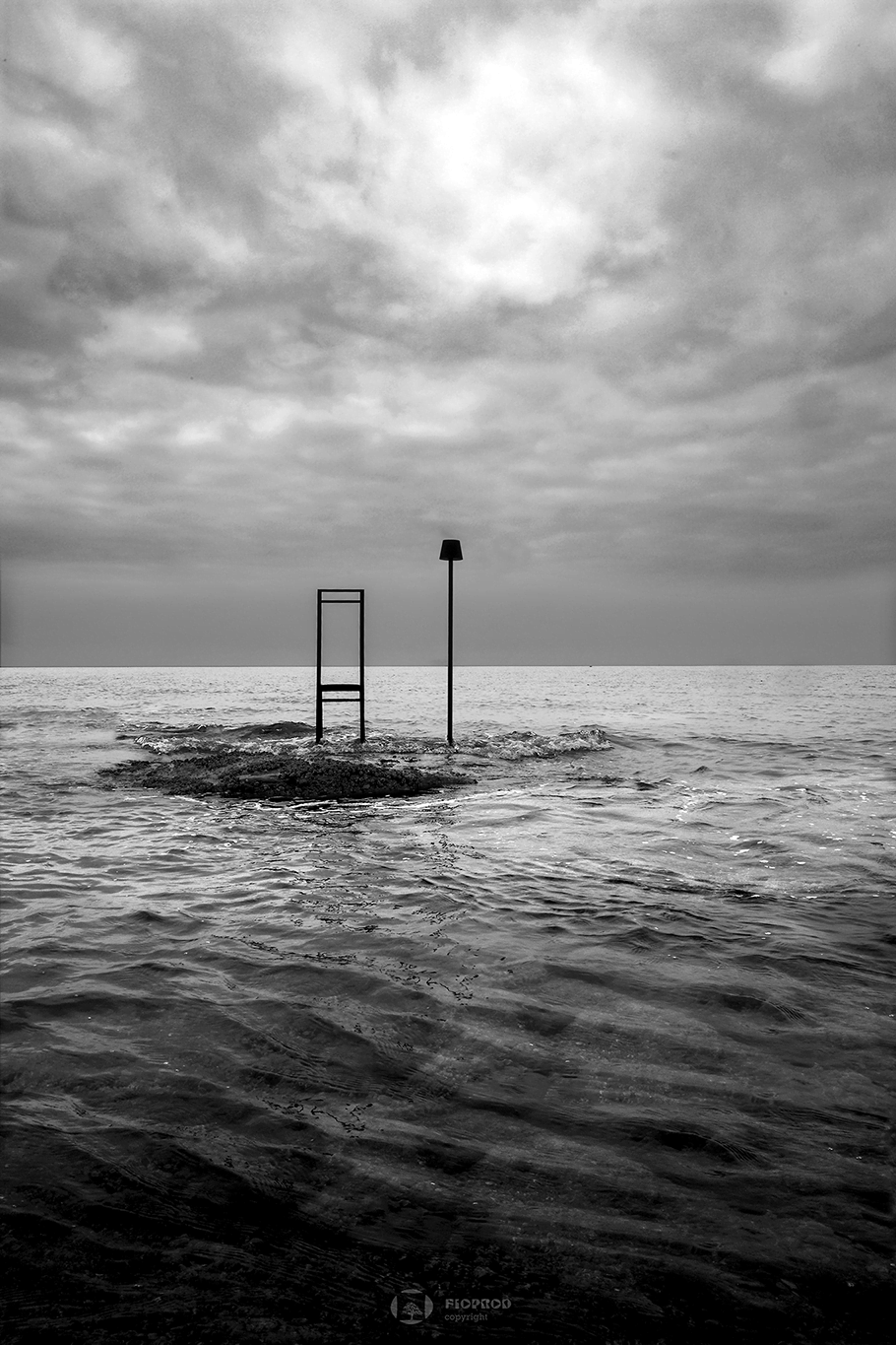 photo art ambleteuse une chaise posée sur un rocher au milieu de la mer florent photographe
