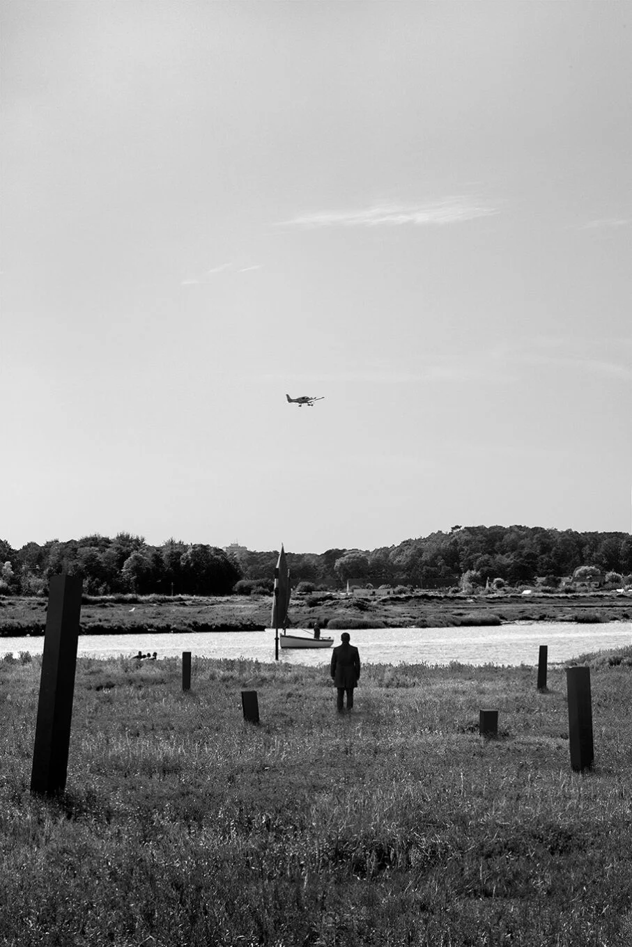 photo art etaples d'un homme face à un aéroport d'étaples le touquet un cours d'eau avec un voilier le sépare de l'avion florent secteur ert boulogne sur mer lille le touquet paris marseille calais