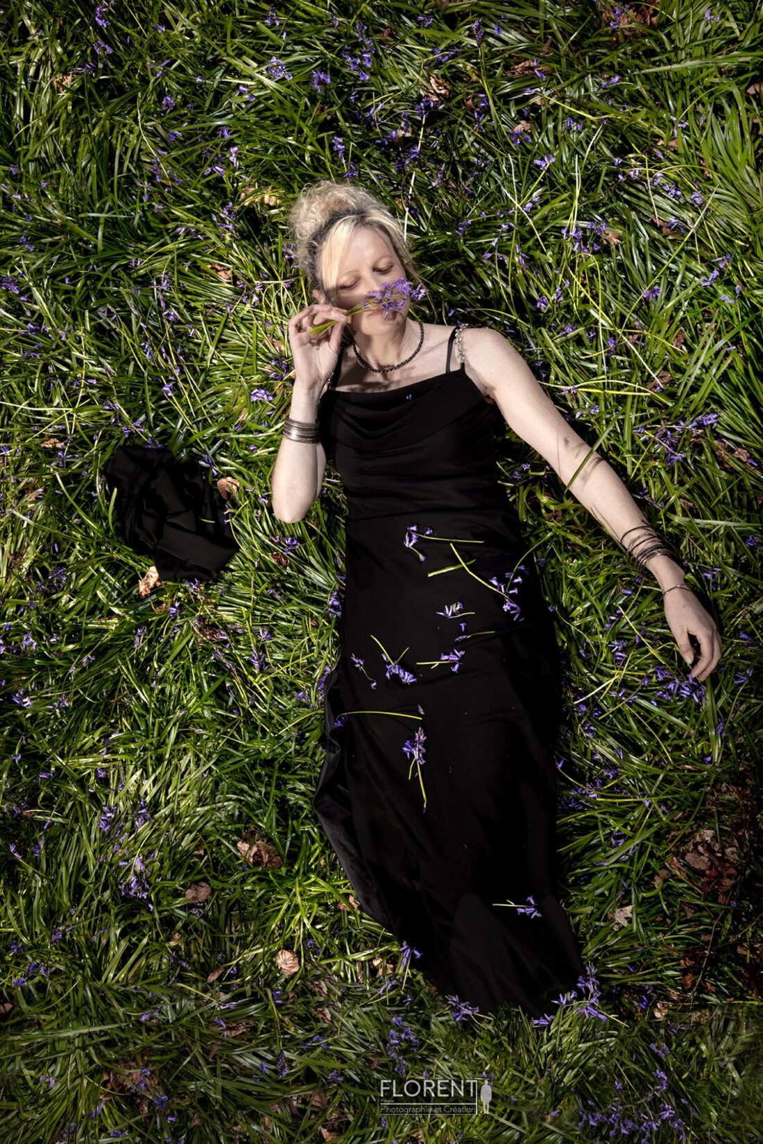 photographe book portrait romantique book jeune femme allongée en forêt sur lit de fleurs mauves florent photographe boulogne sur mer lille le touquet paris calais