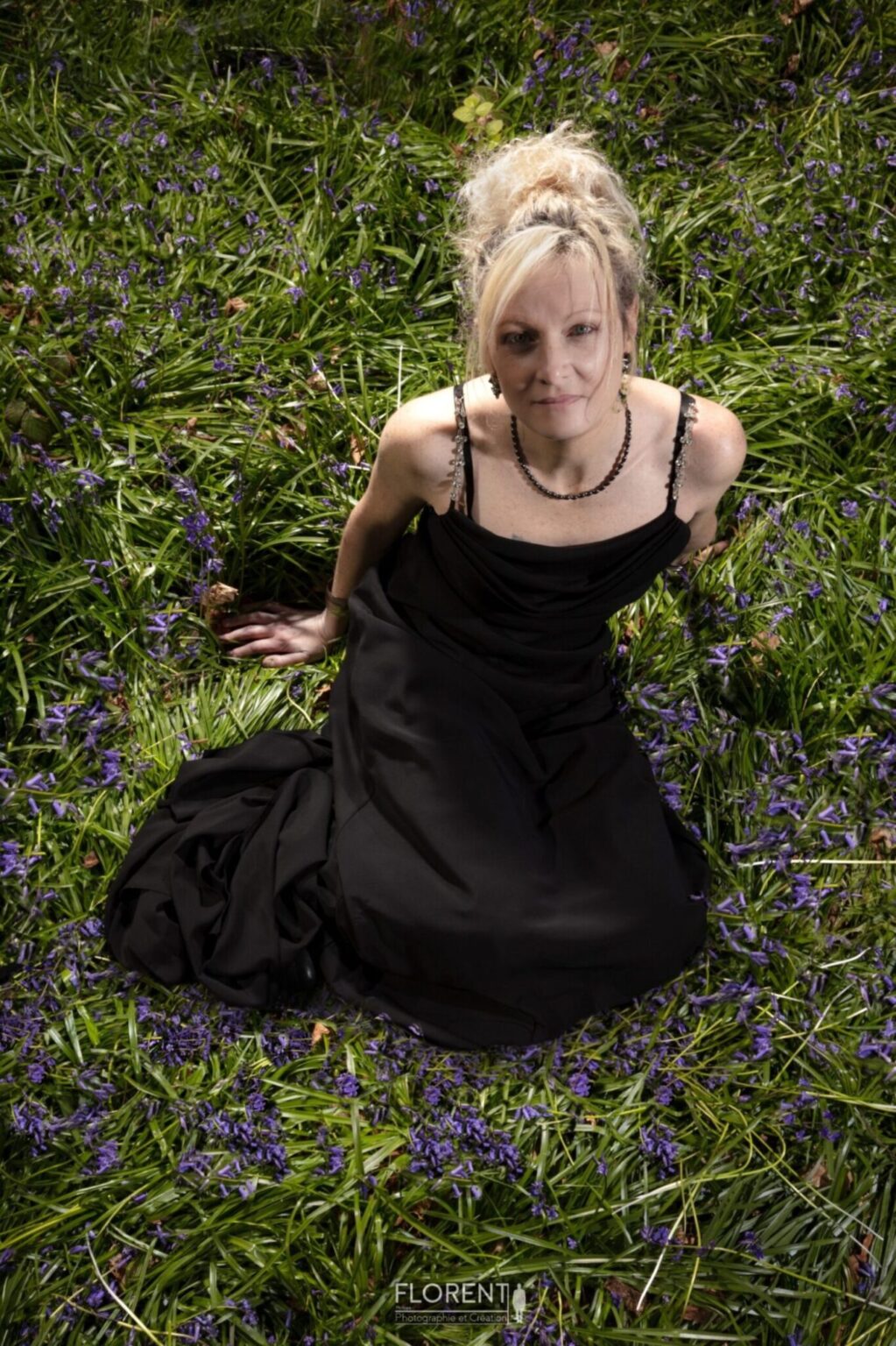 photo portrait romantique book jeune femme de dos en forêt sur lit de fleurs mauves florent photographe boulogne sur mer lille le touquet paris calais