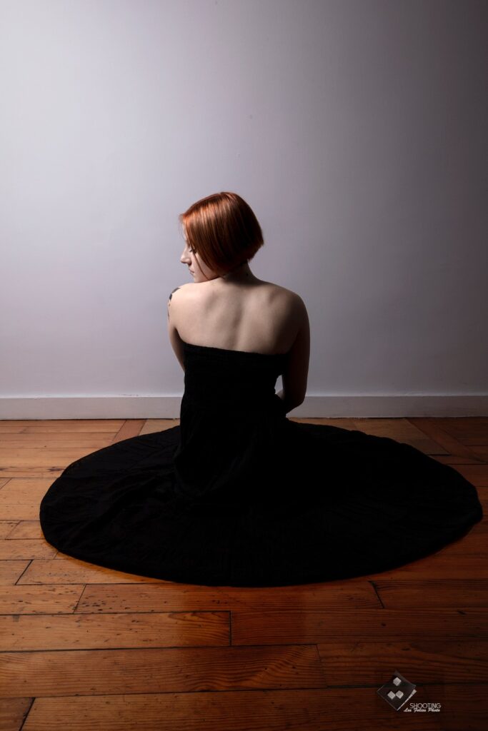 portrait studio book assise dans sa longue robe noire florent photographe studio boulogne sur mer lille le touquet paris