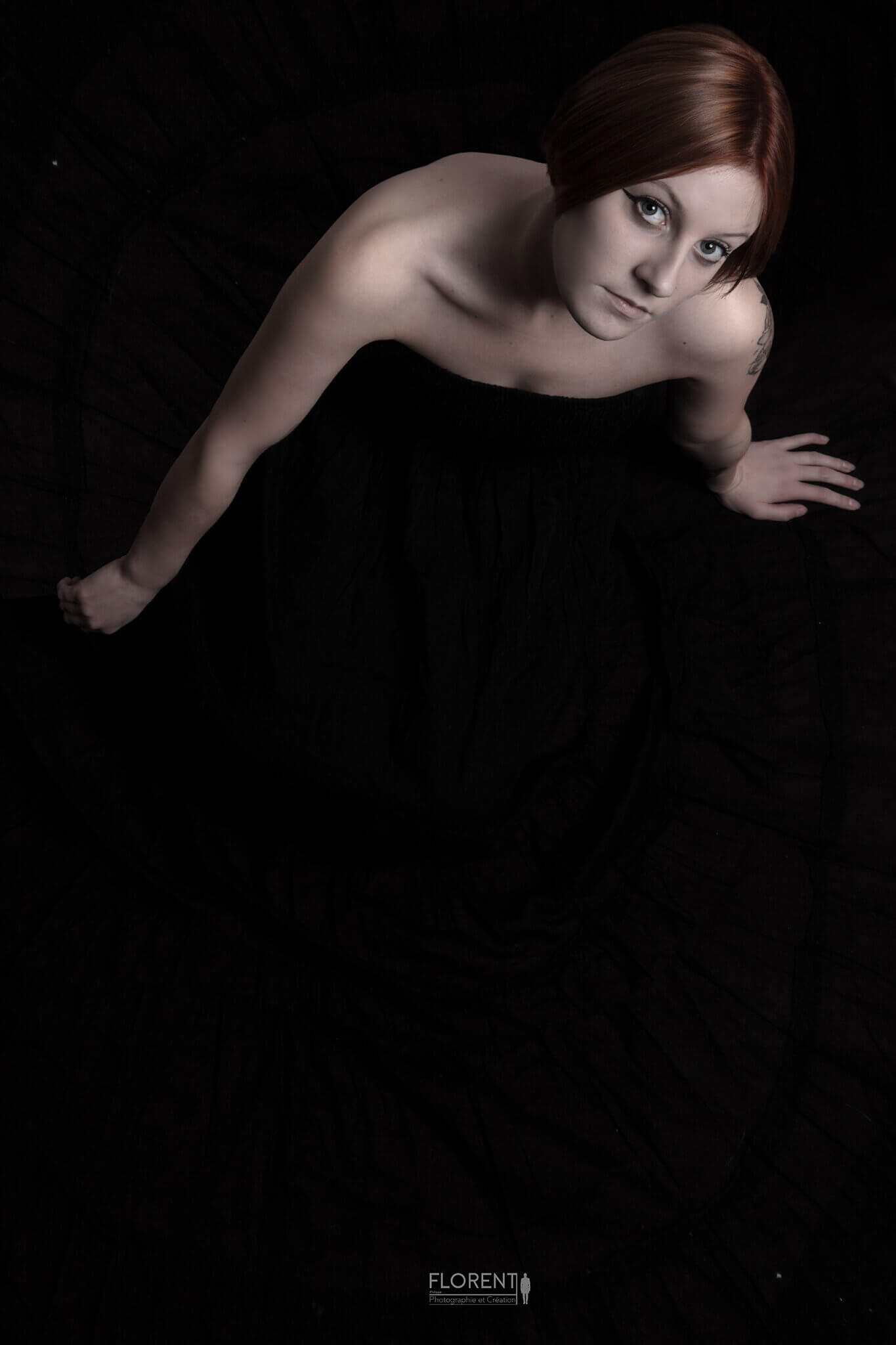 photographie book mannequin en robe noire regardant fixement le photographe florent studio lille paris le touquet boulogne sur mer