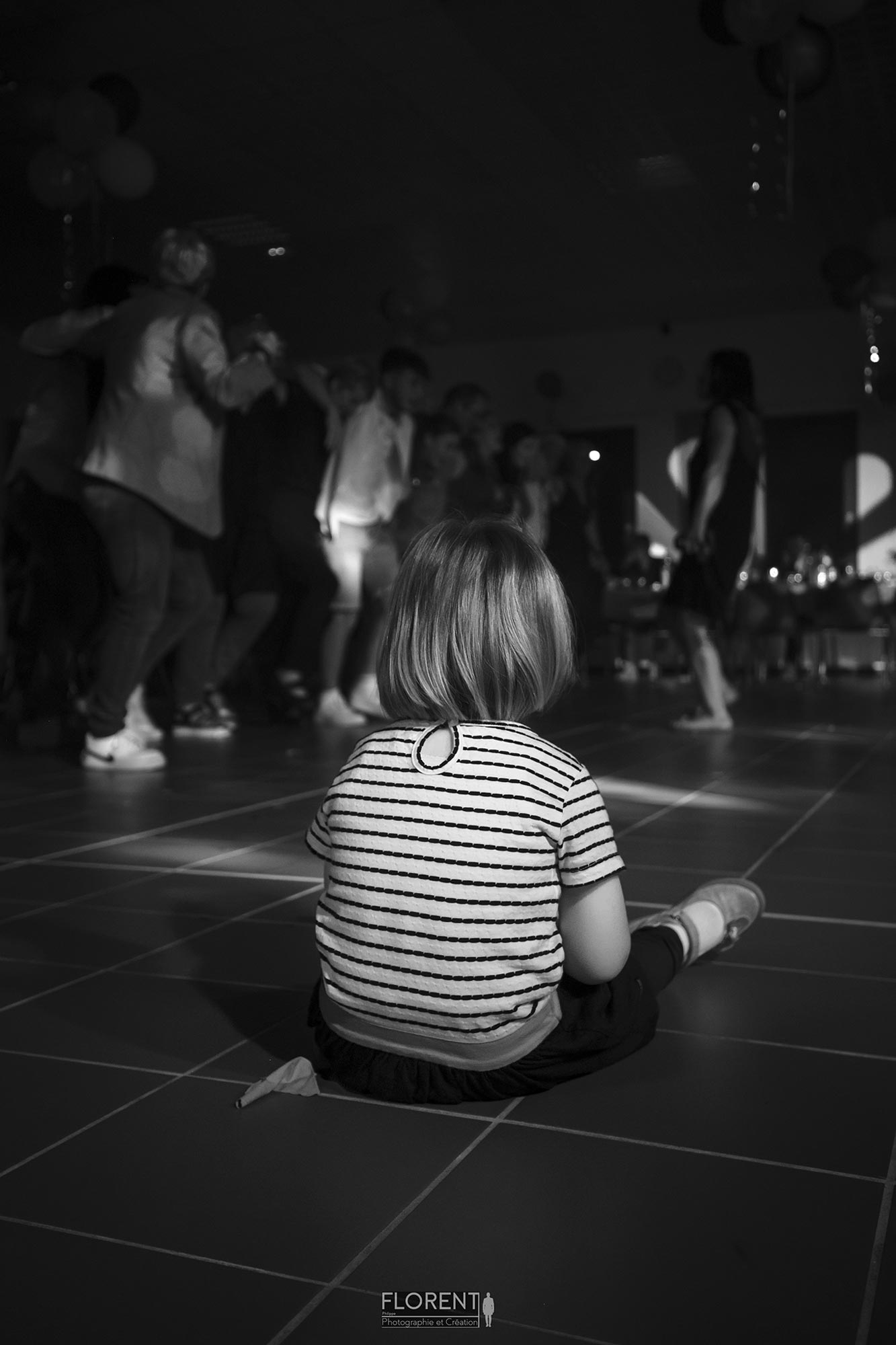 photo noir et blanc d'un enfant regardant les adultes danser lors d'un fête florent boulogne sur mer lille paris marseille