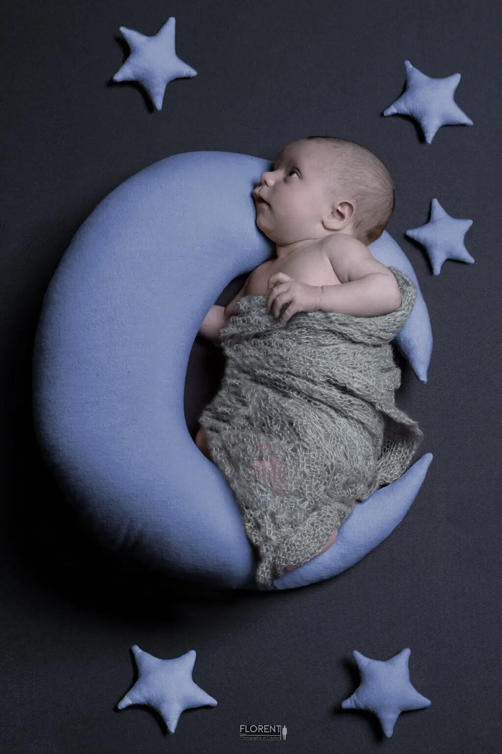 photographe bebe sur la lune avec des etoiles en studio photographe florent boulogne sur mer lille paris le touquet marseille