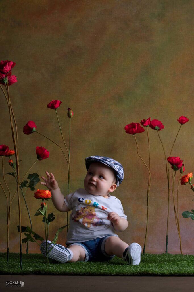 bébé photo casquette joue avec des coquelicots en studio florent bologne sur mer lille paris le touquet