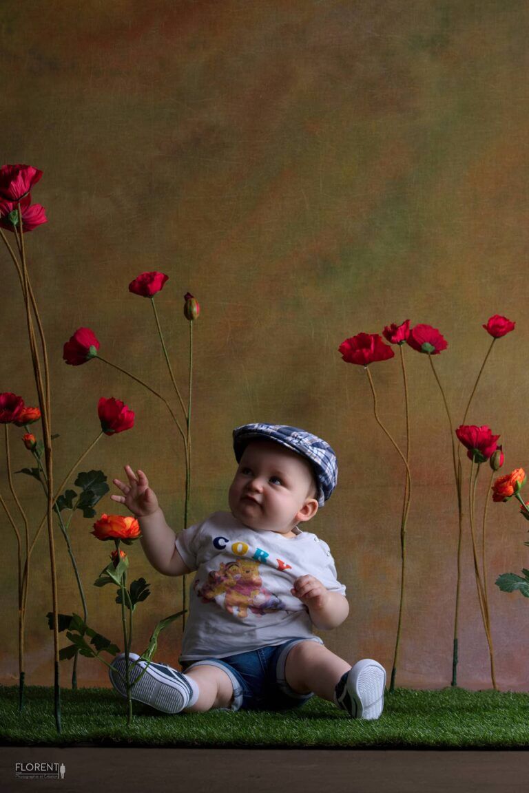 bébé photo casquette joue avec des coquelicots en studio florent bologne sur mer lille paris le touquet