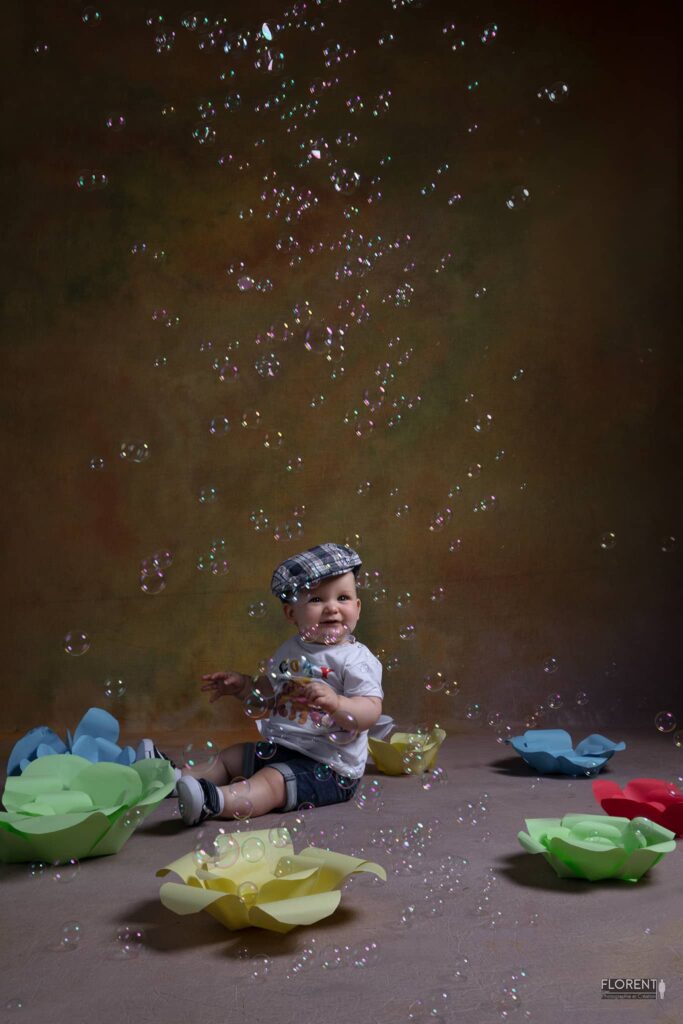 jolie photo bébé enfant avec sa casquette au milieu des bulles florent studio boulogne sur mer lille paris