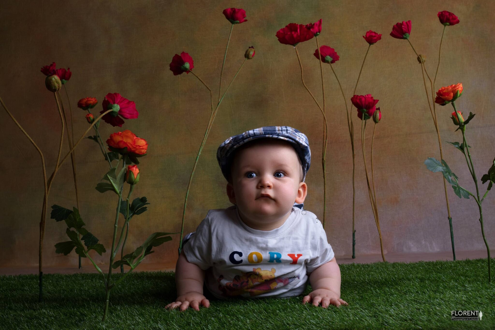 portrait bébé enfant avec sa casquette au milieu des fleurs florent studio boulogne sur mer lille paris