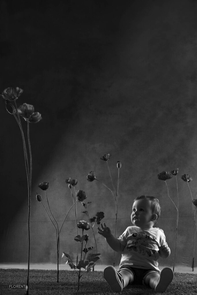 superbe photo en noir et blanc enfant bebe au milieu des fleurs florent photographe boulogne sur mer