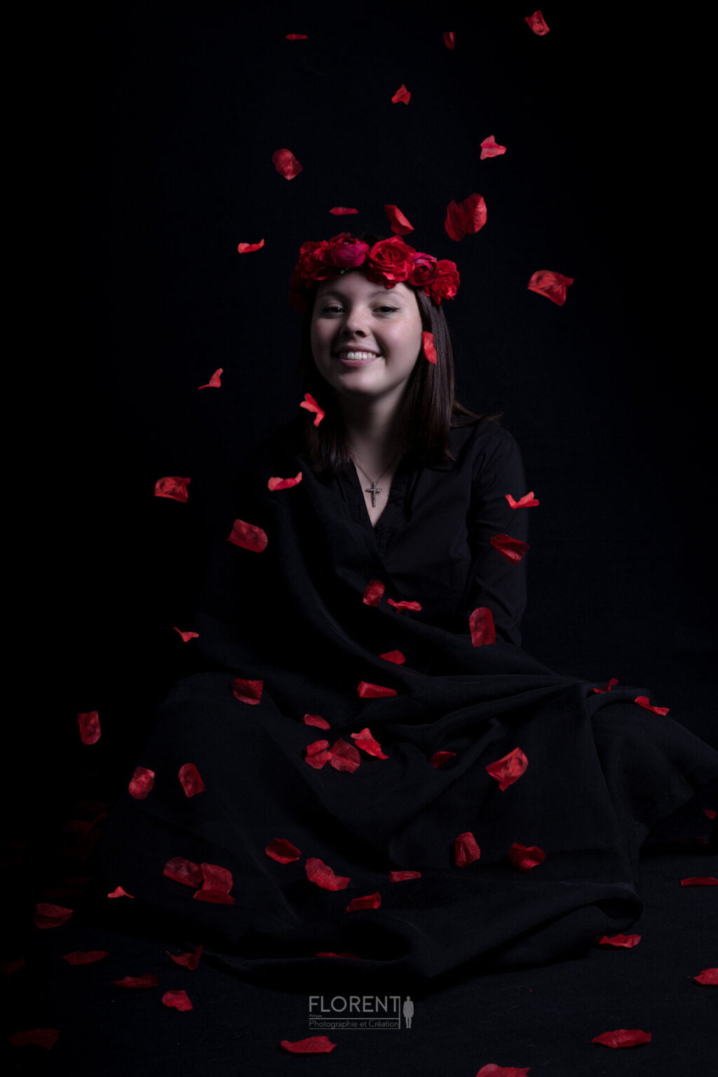 photo sourire d'une jeune fille en voyant les pétalrs de roses tombées sur elle phorto studio florent boulogne sur mer lille paris le touquet