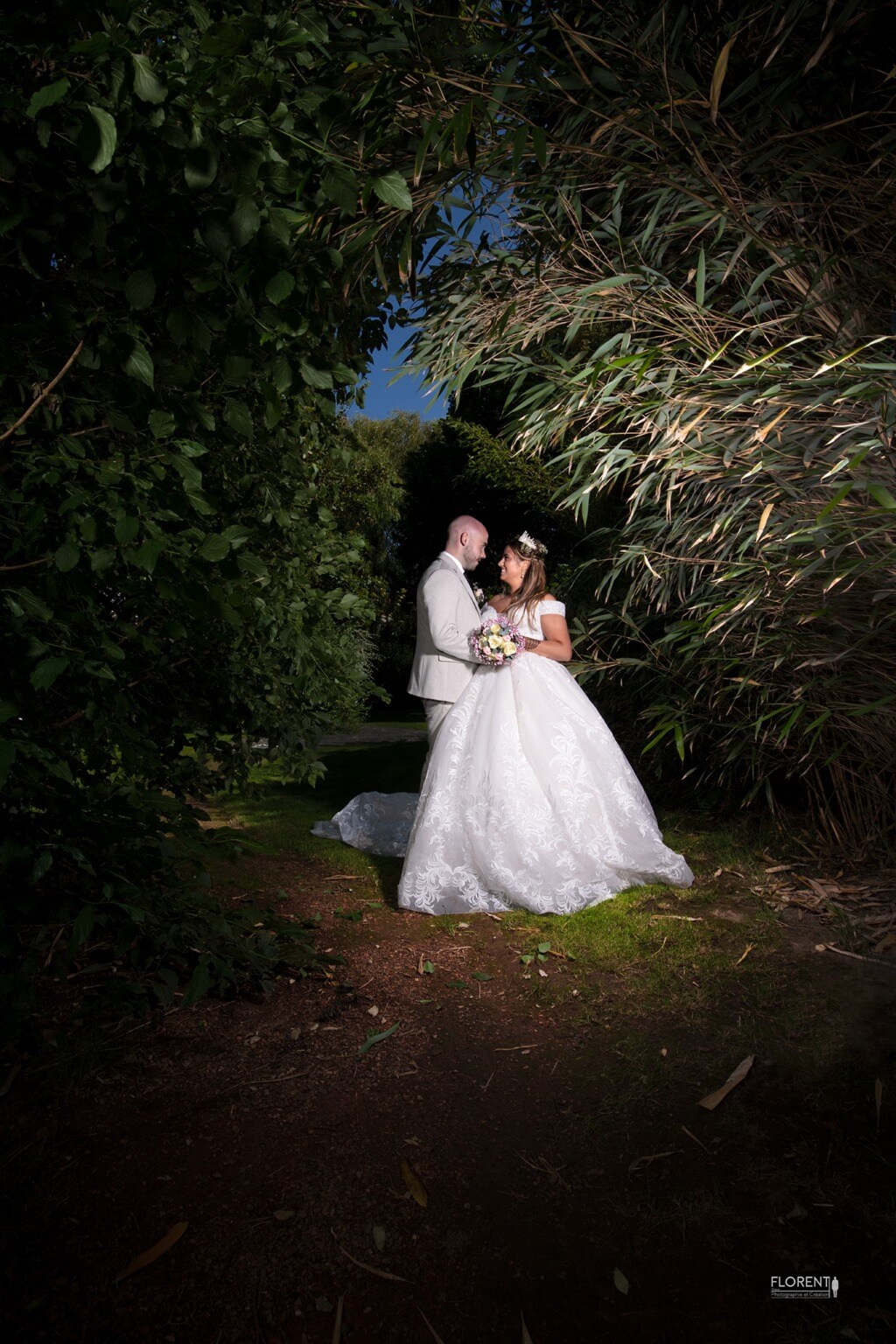 photographe mariage sous un tunnel végétale se regardent florent studio boulogne sur mer lille le touquet paris calais amiens