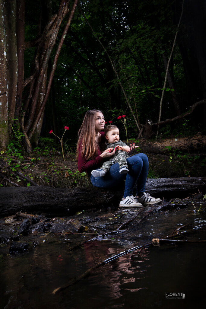 bébé enfant photo assis sur les genous de sa tante en forêt les pieds dans la rivière Boulogne sur mer lille paris florent studio