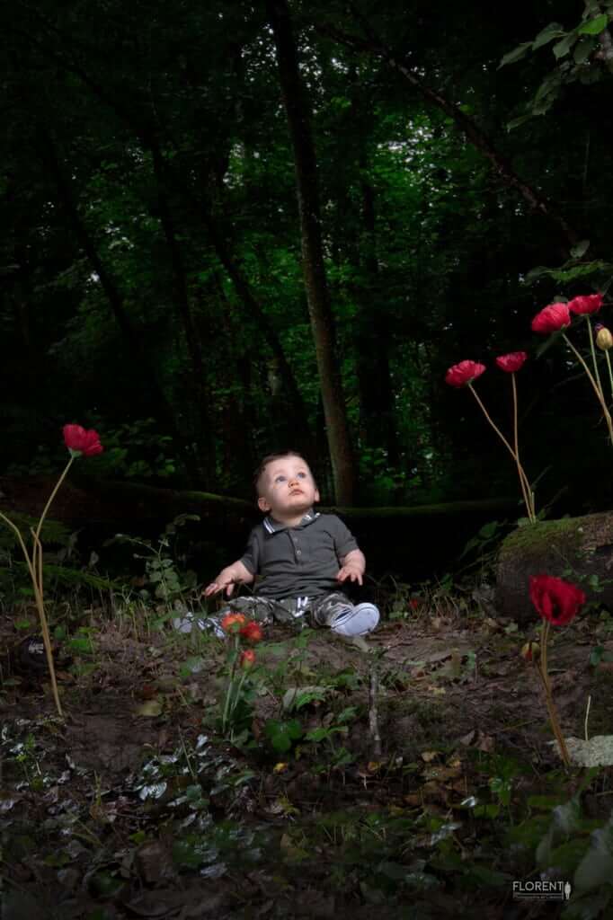 photographe bébé enfant photo en forêt assis au bord de la riviére au milieu des coquelicots florent studio boulogne sur mer lille paris le touquet