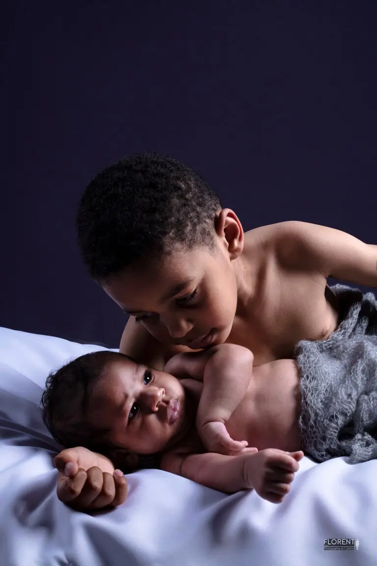 photo bébé superbe tendresse pour cette photo bebe. Grand frere veille sur bebe studio florent boulogne sur mer lille paris le touquet