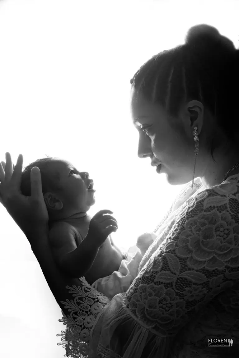 bébé photo le regard protecteur de maman en noir et blanc sur un fond blanc. florent studio boulogne sur mer lille paris le touquet