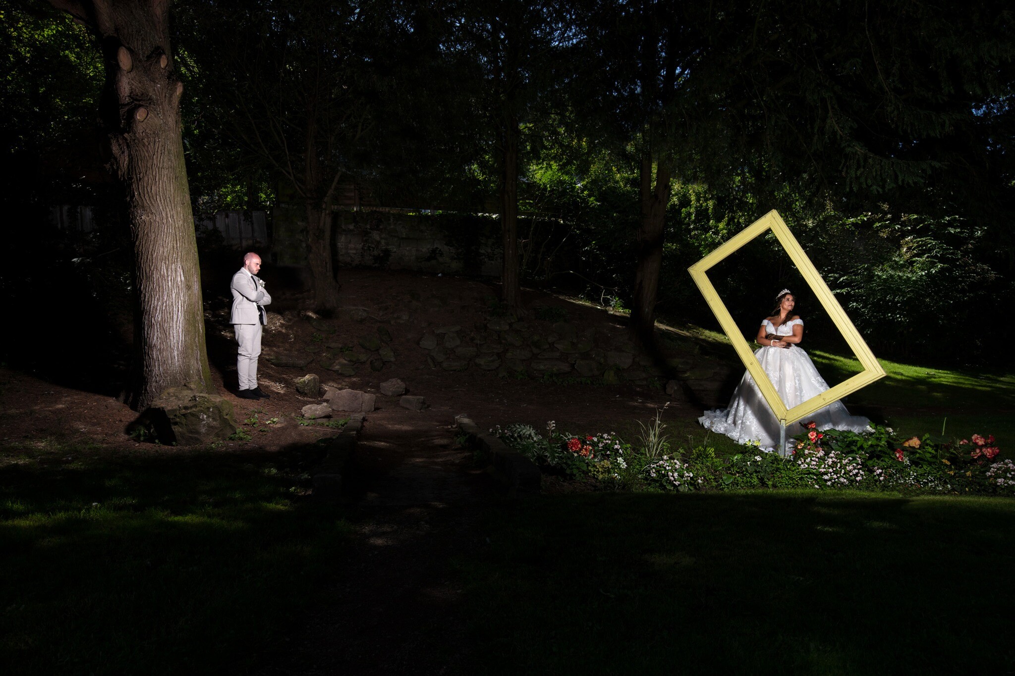 mariage photo humour mariés dans un parc Florent studio Boulogne le touquet paris lille
