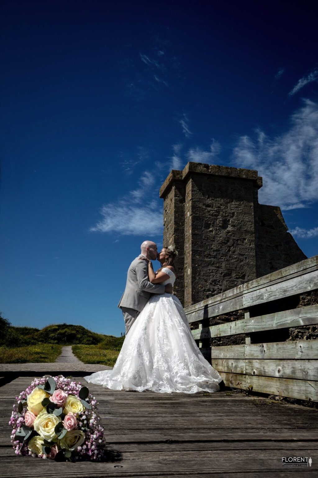photographe mariage les mariés s'embrassent sur un pont paris florent studio boulogne sur mer lille le touquet calais amiens saint omer amiens
