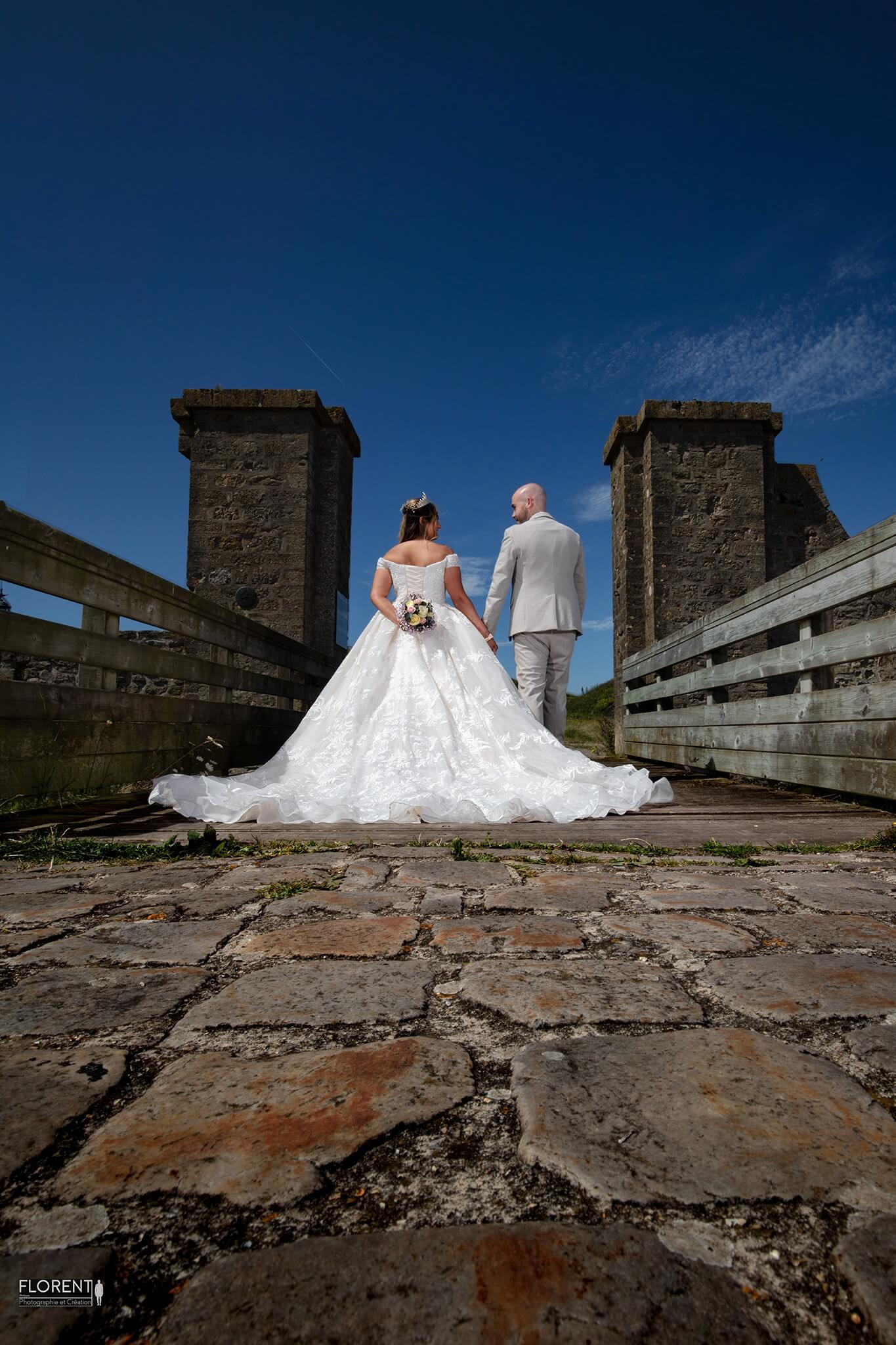 photographe mariage marche main dans la main sur un pont avec bouquet florent studio boulogne sur mer