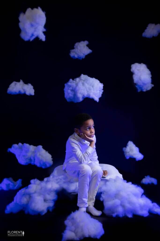 photographe-enfant dans les nuages bleux Photo studio Florent boulogne sur mer paris