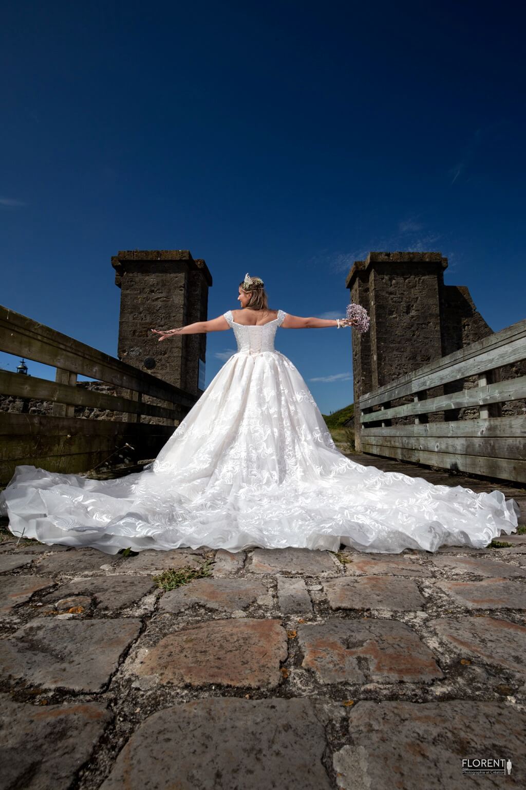photographe mariage boulogne sur mer mariée de dos sur un pont joue à la star florent studio boulogne sur mer lille paris