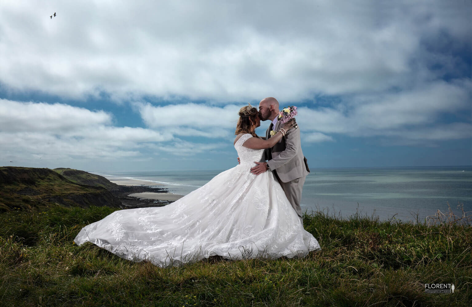 photo marié sur une falaise au dessus de la mer s'embrassent avec amour florent studio boulogne sur mer lille le touquet paris