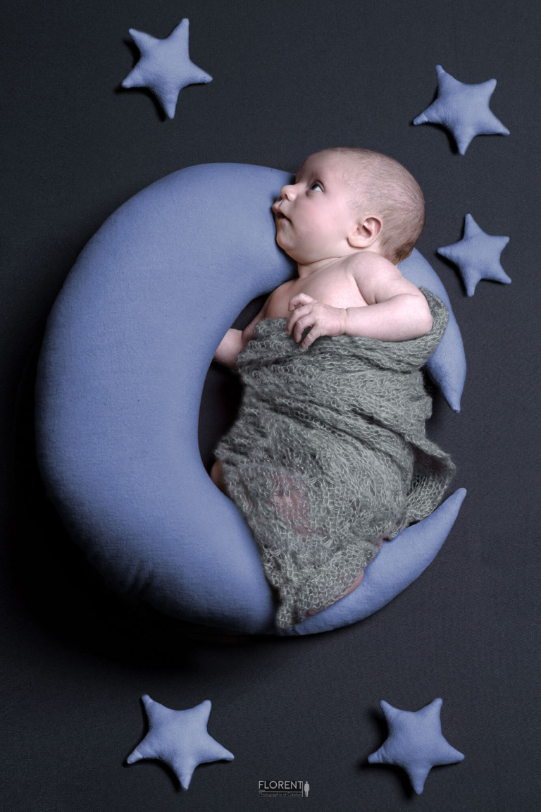 photographe bébé sur la lune la tête dans les étoiles florent studio photographe boulogne sur mer lille Paris