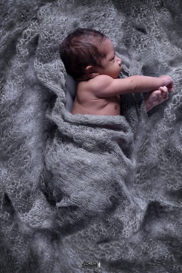 photo bébé au chaud dans sa couverture Florent studio photo Lille Boulogne sur mer paris