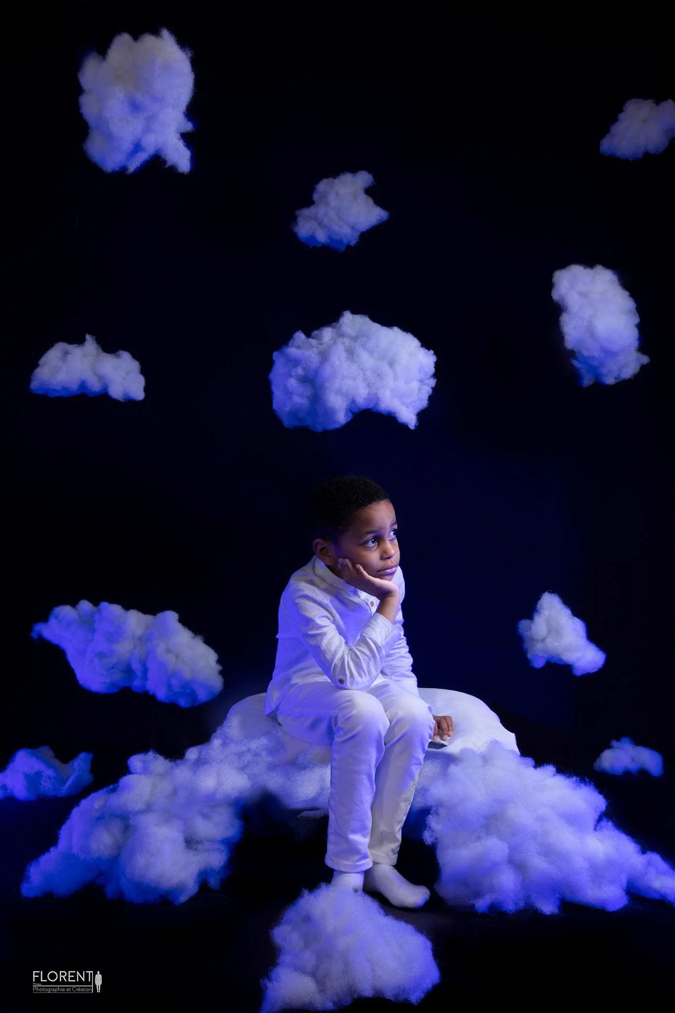 photographe enfant famille pensif dans les nuages bleus florent photographe boulogne sur mer lille paris
