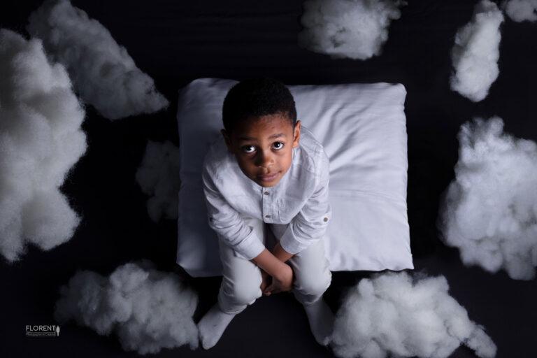 photographe enfant regarde vers le haut la tete dans les nuages florent photographe boulogne sur mer lille le touquet paris