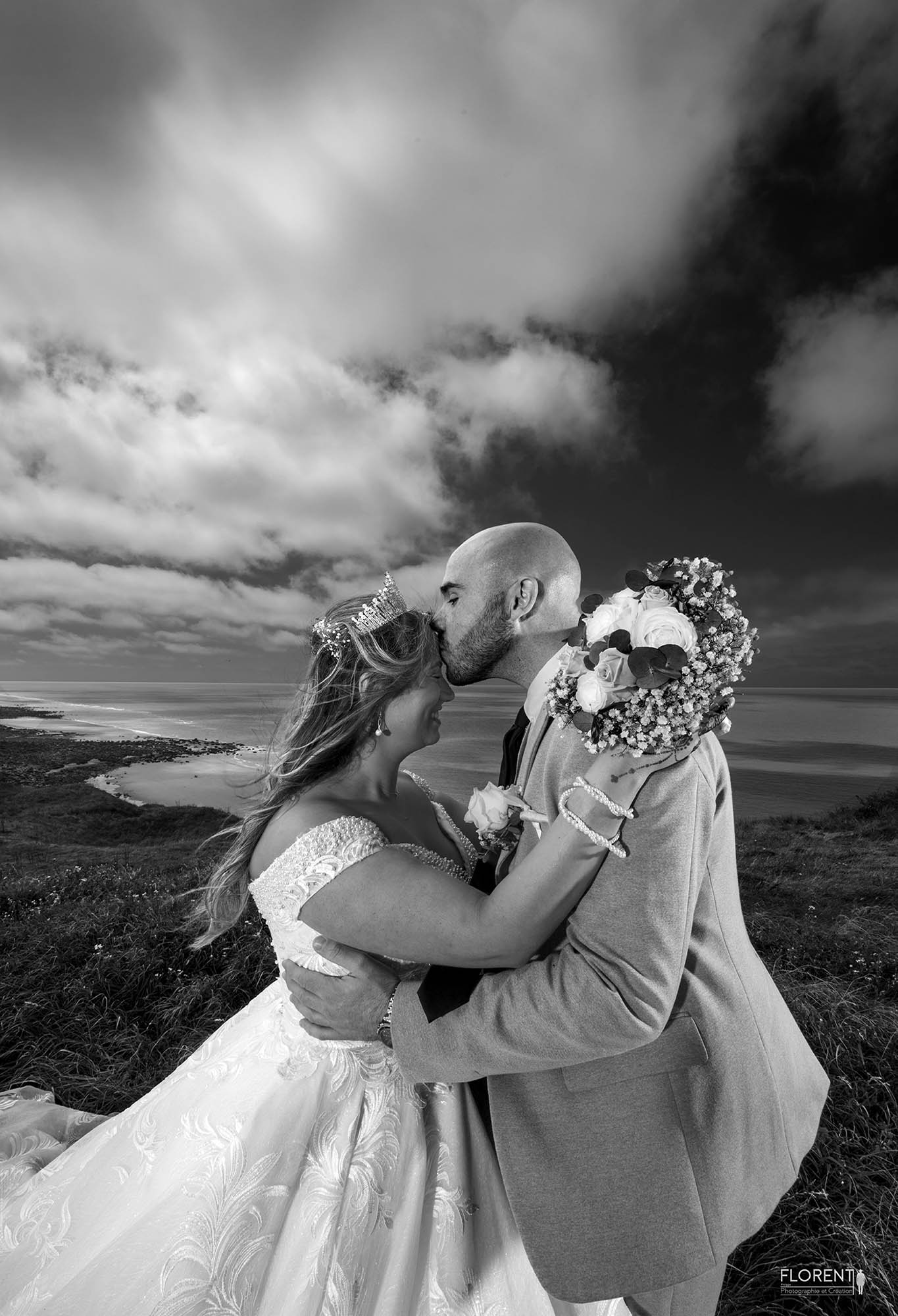 photographe mariage mariée en noir et blanc marche seule de dos florent studio boulogne sur mer lille paris