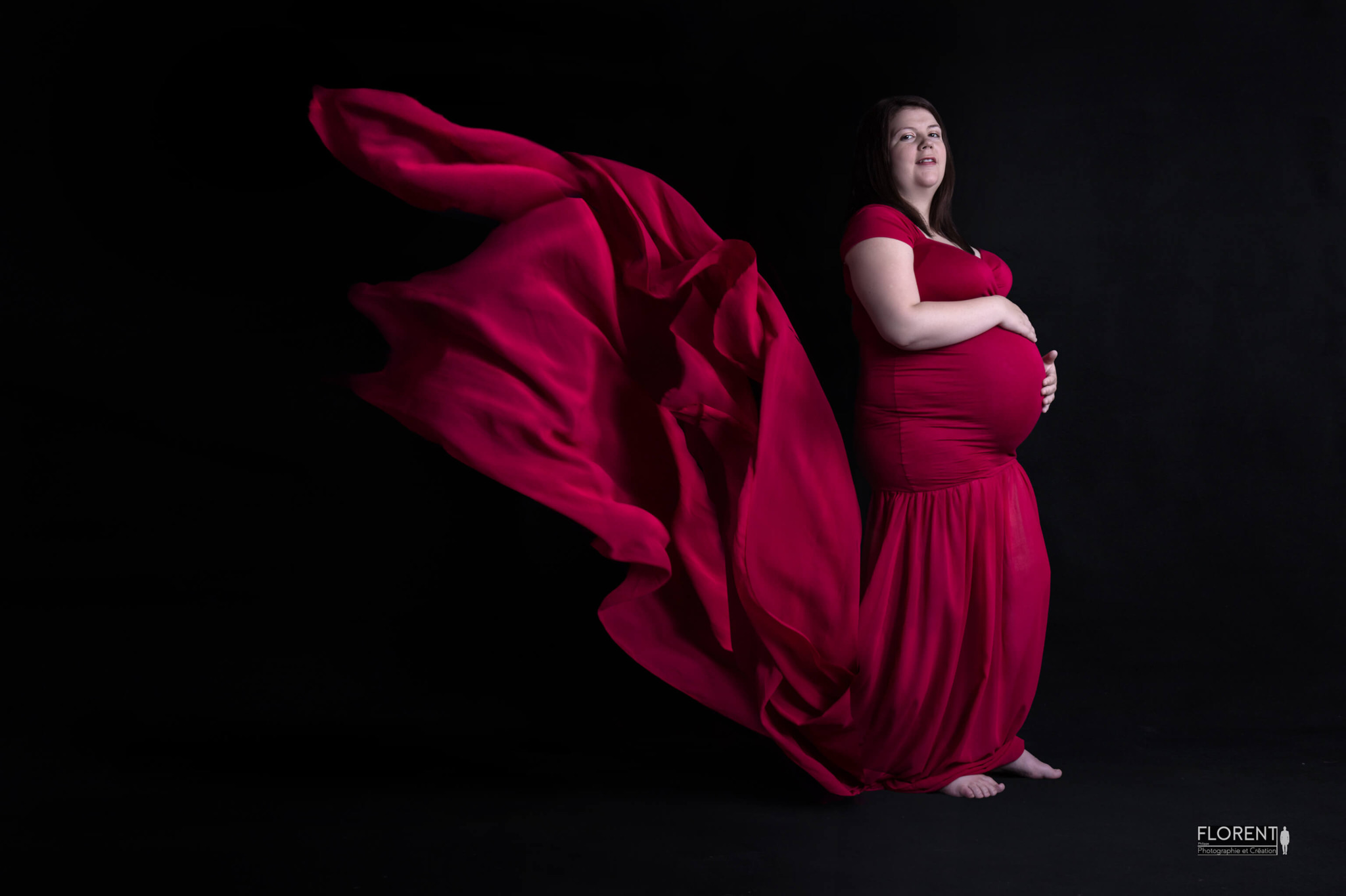 photo maternité en robe rouge voluptée studio florent boulogne sur mer