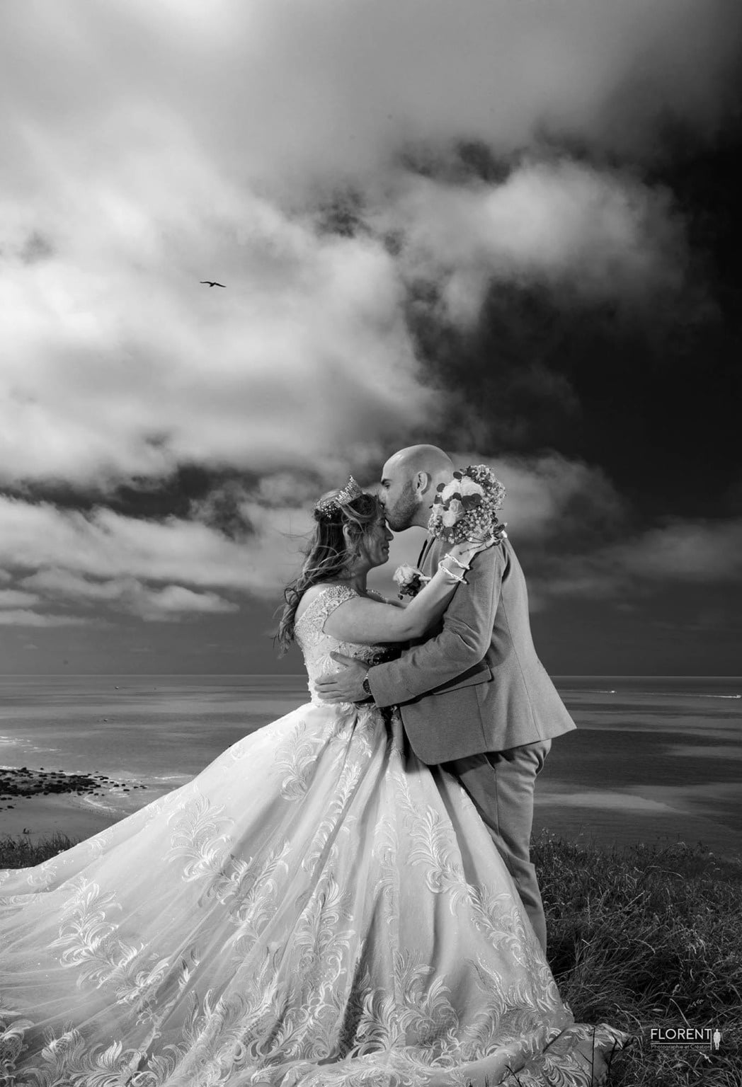 photographe mariage mariée s'embrassent en noir et blanc avec vue sur la mer florent studio boulogne sur mer lille paris saint omer le touquet