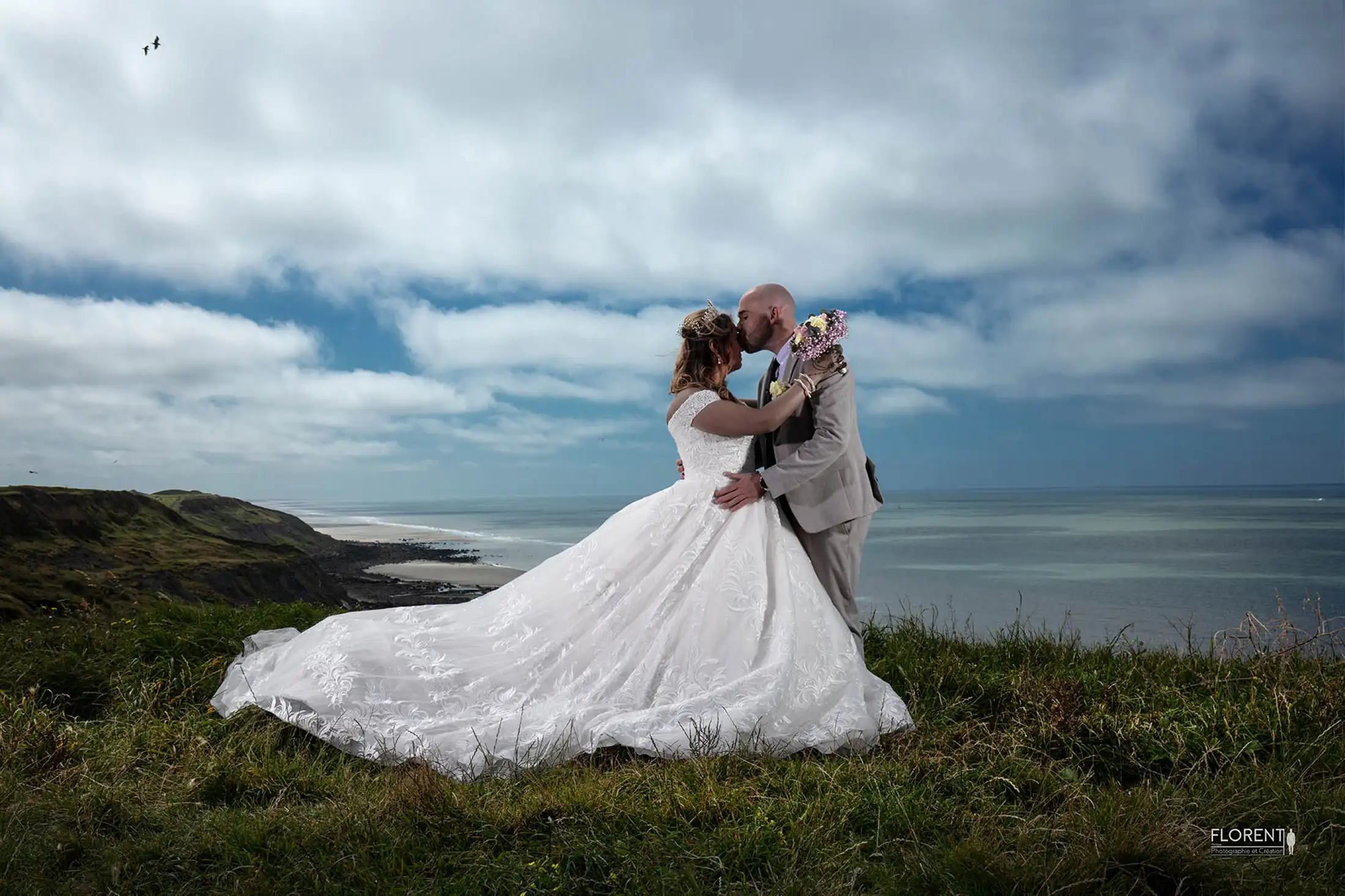 photographe mariage romantique sur falaise avec vue sur mer boulogne sur mer florent photographe boulogne sur mer lille paris dunkerque