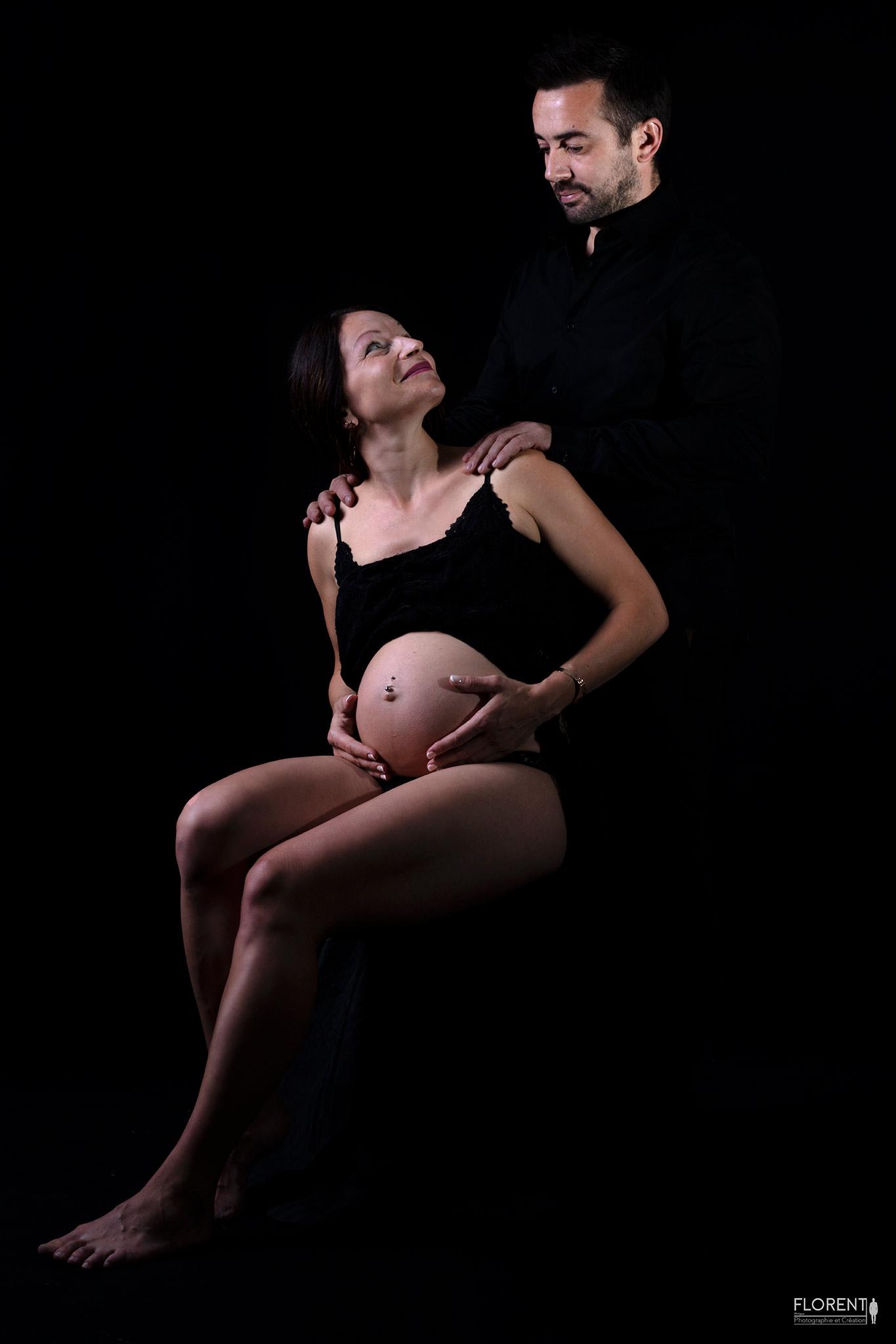 Photo maternité magique d'un couple sur fonds noir en studio florent boulogne sur mer calais lille paris le touquet