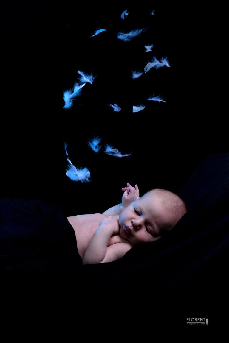 superbe photo bébé avec plumes bleues florent photographe boulogne sur mer lille paris