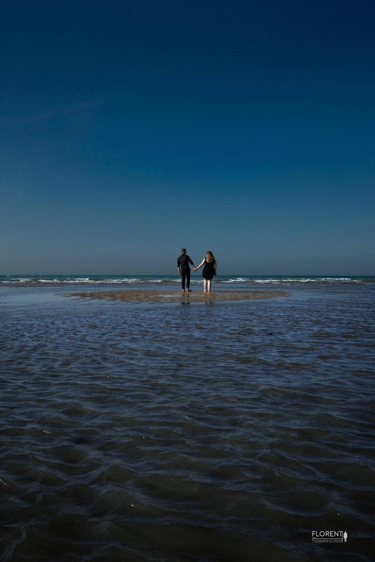 photo romantique pour un faire part de mariage au bord de la mer sur ciel bleu studio florent boulogne sur mer lille paris calais