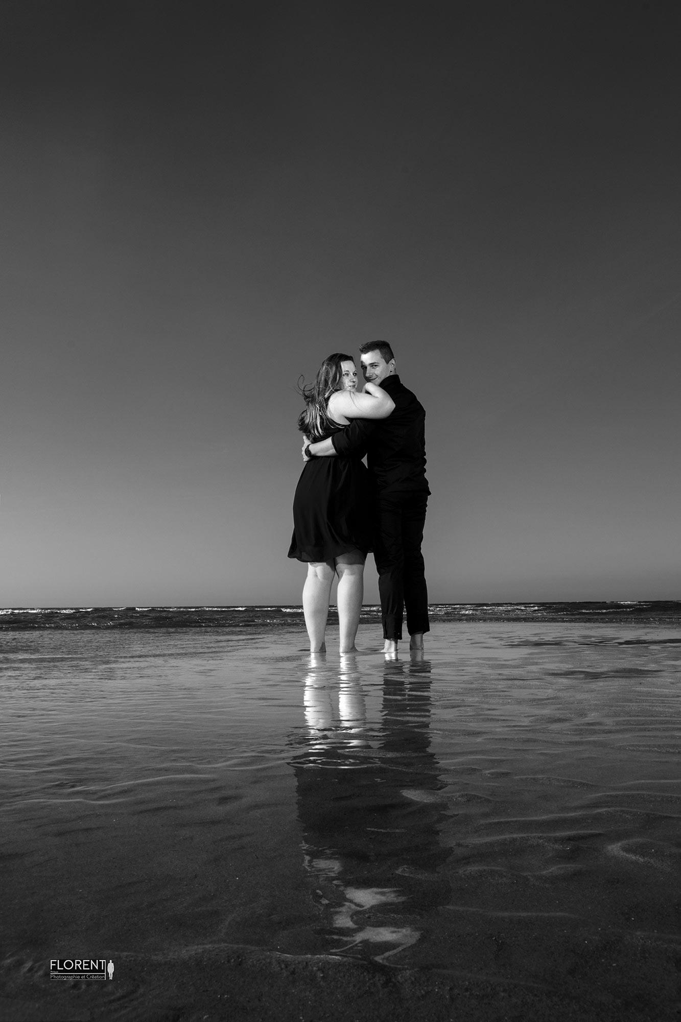 photo faire part de mariage magique au bord de la mer et roses à la surface de l'eau florent studio photographe boulogne sur mer lille paris le touquet calais
