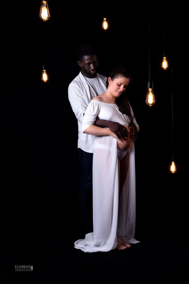 photo artistitique couple maternité grossesse avec lampe florent photographe boulogne sur mer lille paris