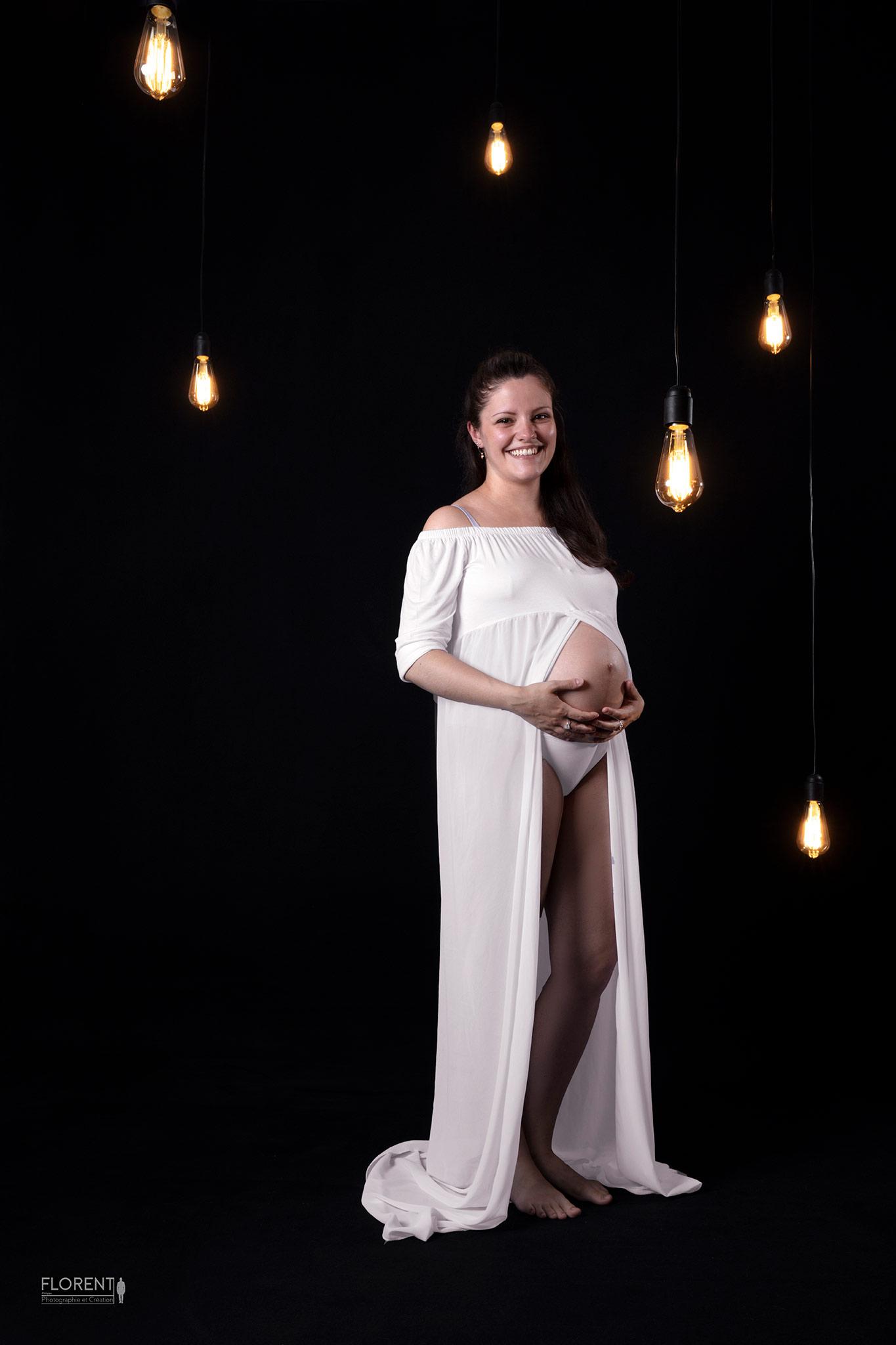 photo artistitique souriante maternité grossesse avec lampe florent photographe boulogne sur mer lille paris