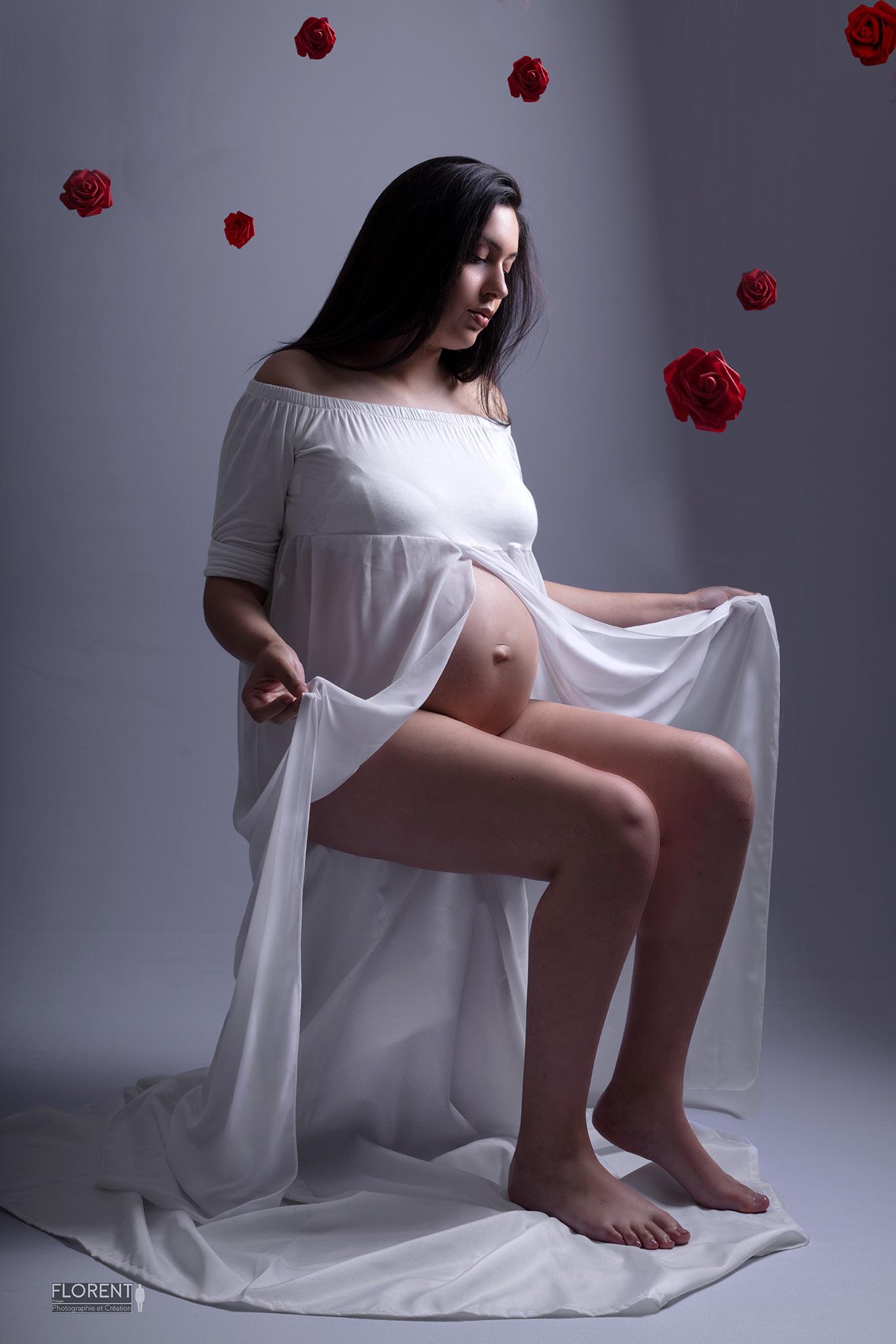 photographe séance personnalisée maternité rose grossesse avec roses suspendues florent photographe boulogne sur mer calais lille paris
